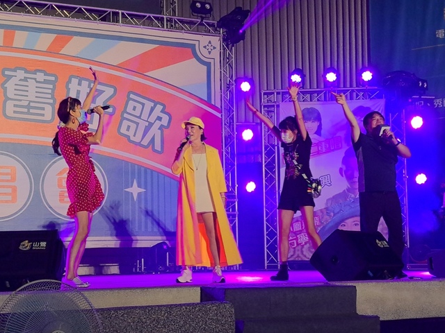 葉璦菱與民眾合唱