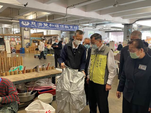 慈濟師兄向區長說明環保回收作業
