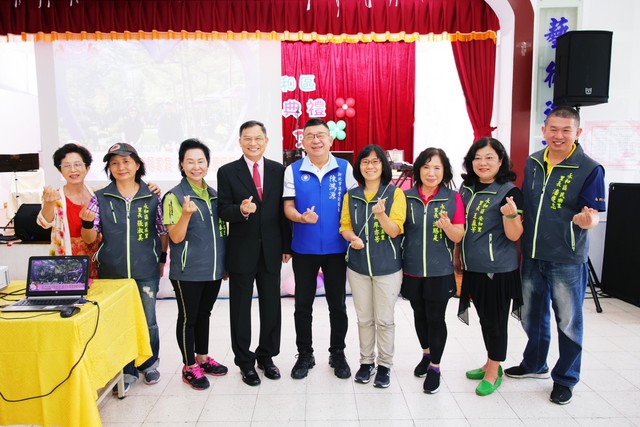 112年模母表揚之陳鴻源副議長與里長等貴賓合影