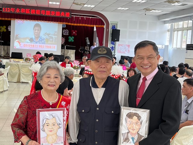 復興美工學生為模母及區長速畫留念