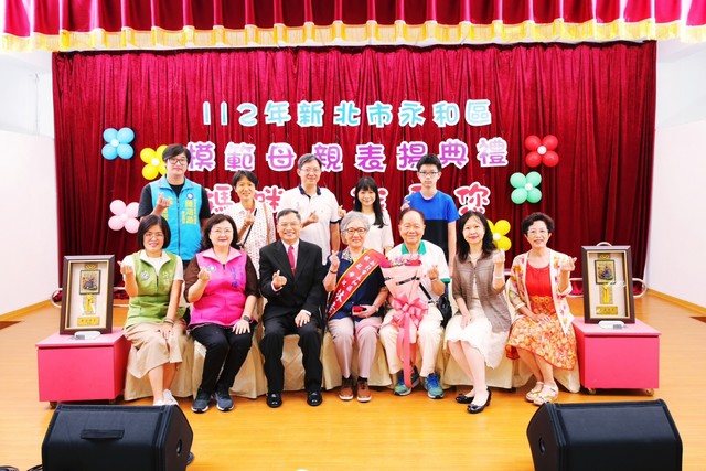 112年模範母親林素梅女士闔府