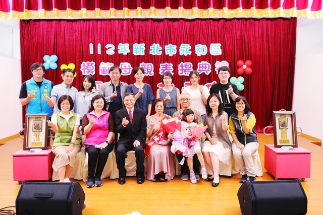 112年模範母親吳陳麥女士闔府