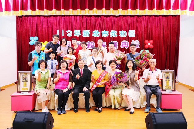 112年模範母親邱梅雲女士闔府