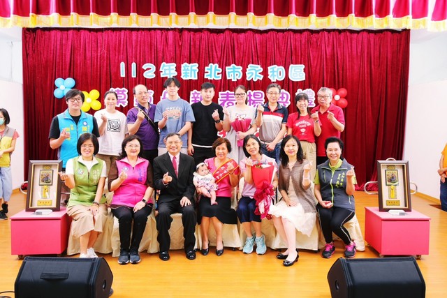 112模範母親梁鮑香素女士闔府