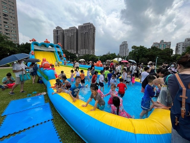 大型小丑魚滑水道真過癮