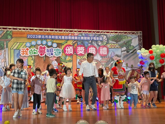 小朋友與原住民族發展協進會一同跳舞