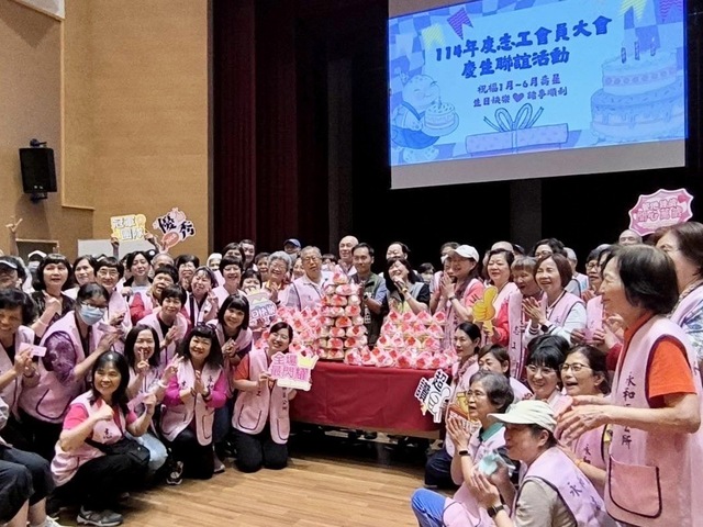 區長為上半年度壽星祝壽