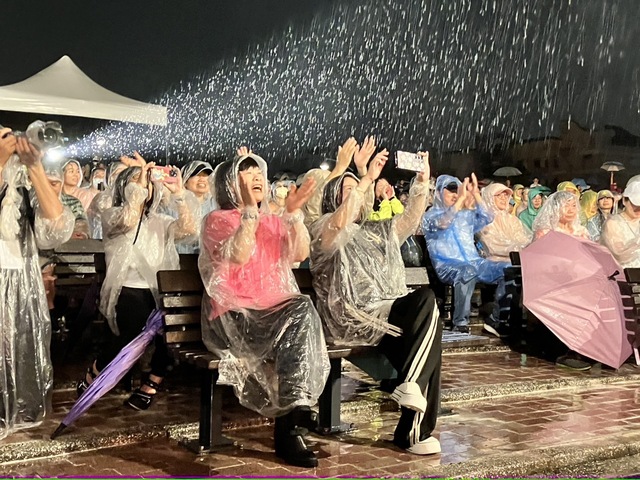 圖片9 7/12周慶珍區長(左1)冒雨為台上歌手喝采