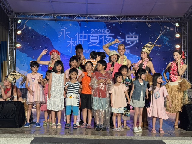 圖片25 7/19世音之夜周慶珍區長邀請小朋友們上台互動