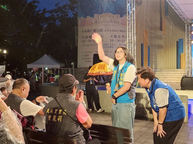 圖片27 7/19世音之夜陳鴻源副議長及連斐璠議員服務處代表揮手致意