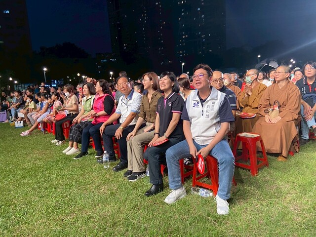 圖片2 劉和然副市長與周慶珍區長於台下一同欣賞演出