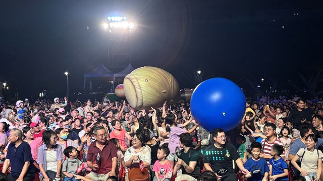 圖片6 8/8與台下觀眾歡樂互動