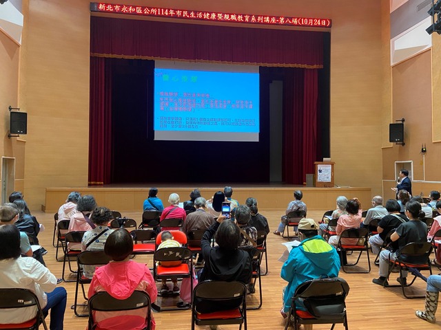 10/24 認真聽講的民眾