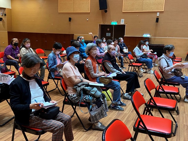 11/15 認真聽講的民眾