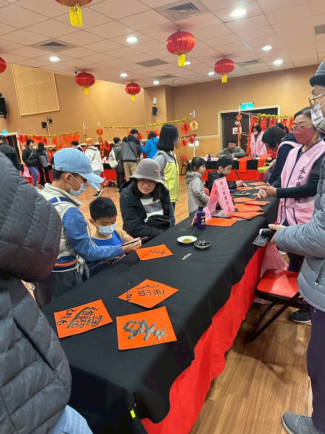 自由揮毫區-書寫春聯自己來，創意又有趣