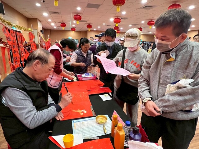 民眾排隊索取春聯踴躍